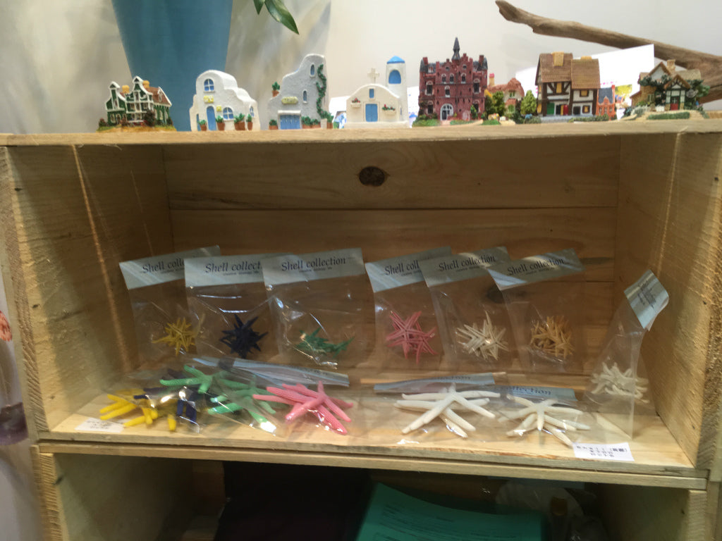 海の天然素材(貝殻・ヒトデ・珊瑚・ウニ殻・アーチン・ホワイトサンド・シーグラス)は、店舗ディスプレイ用やインテリアに人気です。 貝殻の繊細な美しさ、ヒトデの魅力的な形状、ウニ殻の個性溢れる模様、シャコ貝の瑞々しい輝き、サンゴ礁の生命力あふれる色彩、シーグラスの繊細な透明感。これらの自然素材をご提供し、あなたの創造力をかき立てます。 店舗ディスプレイ等に特化した、小さな貝殻から大きな貝殻まで、ハイクオリティでお手頃価格 アルフォンスアーチン ウニ殻 ウーチン スプートニック アルフォンス サンドラー ストーン 貝殻 工作 サンゴ フラワーアレンジメント 自然素材 卸売り 可愛い おしゃれ エモい インスタ映える 人気 おすすめ 美品 良品 スターフィッシュ サンゴ 工作 おすすめ 販売 ヒトデ 天然素材 ホワイトサンド ディスプレイ 店舗 海の天然素材 オンラインショップ シーグラス 水槽 インテリア 星の砂 売ってるところ 通販サイト アクアリウム 珊瑚 テラリウム エアプランツ 金魚 めだか ウィローモス 沈まない ネット通販 オンラインショップ