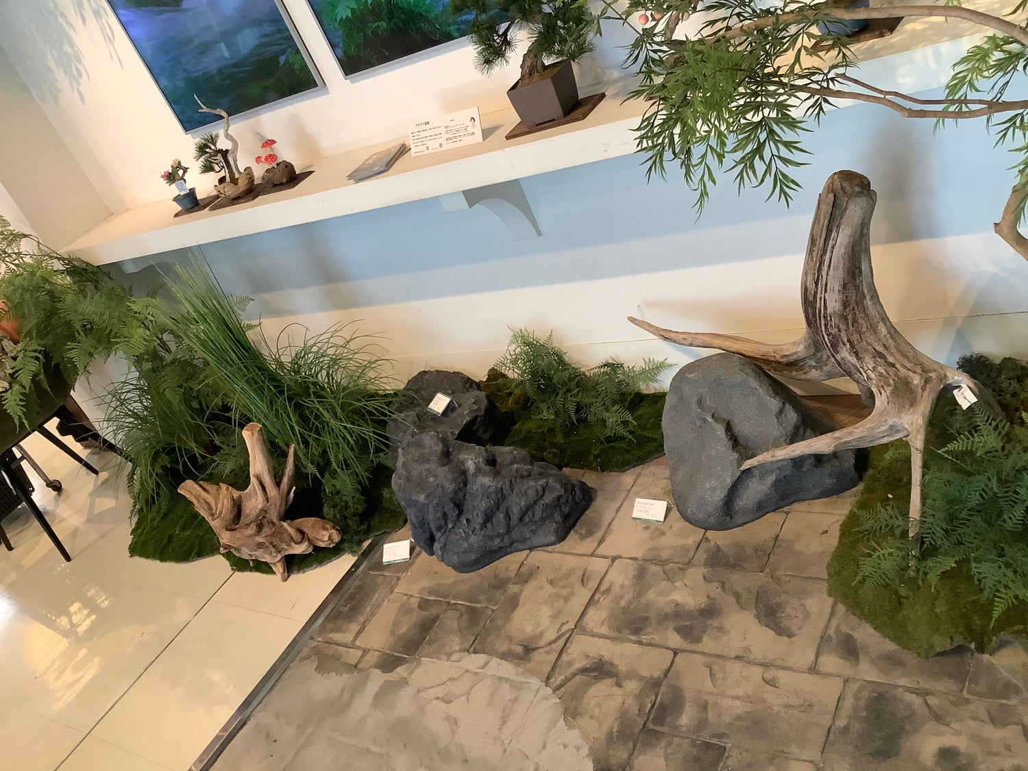 山の天然素材(流木ツリー・樹木・木の実・広葉樹・小枝・輪切り)は、店舗ディスプレイ用やインテリアに人気です。フラワーアレンジメントや盆栽など自然素材を活かしたアート作品におすすめです。アクアリウムやコースターなどの店舗用小物やおしゃれな壁掛け等のインテリアを演出できます。流木や樹木など工作・クラフト用天然素材を売ってるところはエコクラフトの自然素材専門通販サイトが格安 店舗ディスプレイ用 流木素材 インテリア 水槽 テラリウム エアプランツ 金魚 流木ツリー 広葉樹 販売 盆栽 樹木 小枝 フラワーアレンジメント 自然素材 天然素材 輪切り 卸売り 木材 売ってるところ オブジェ 置物 壁掛け 切り株 セール 価格相場 アクアリウム